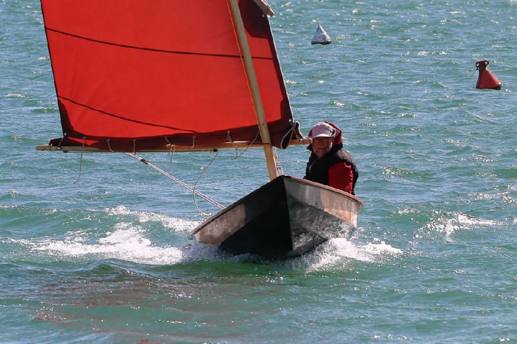 Jolie vague d'étrave pour le Skerry. Il partirait certainement au planing si ses sections arrière étaient plus porteuses (mais du coup, il serait bien moins agréble à l'aviron, damned !) 