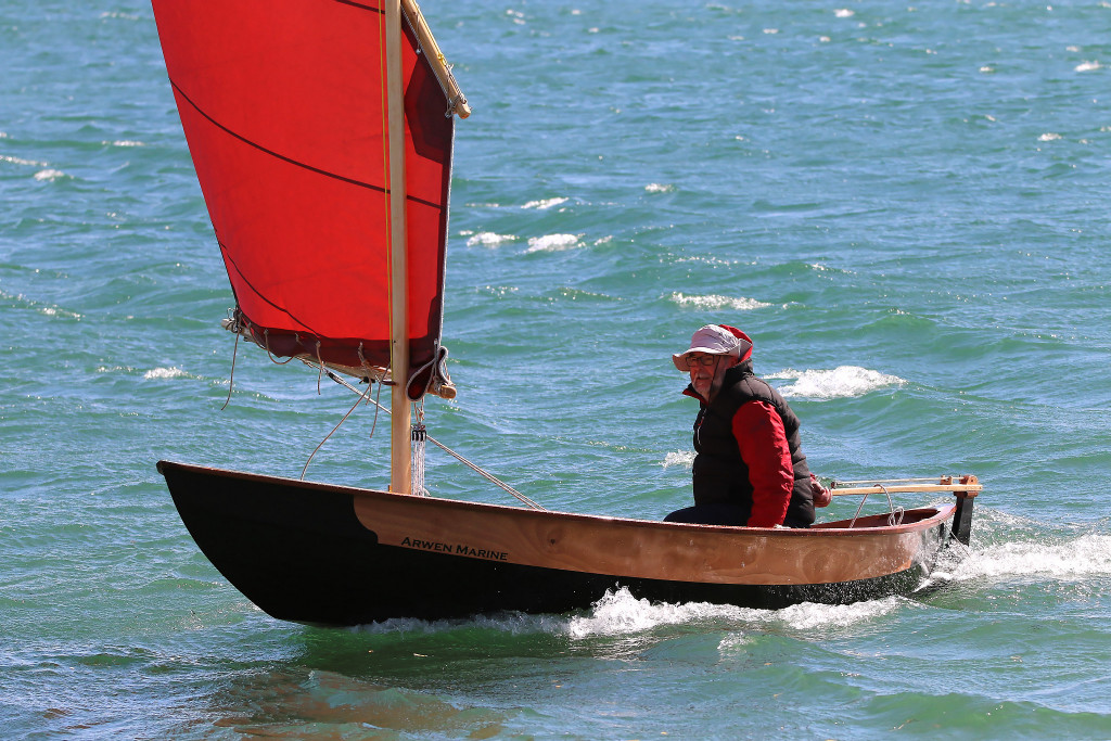 On voit ici que l'arrière du Skerry est aspiré vers le bas par la vague de sillage arrière. 