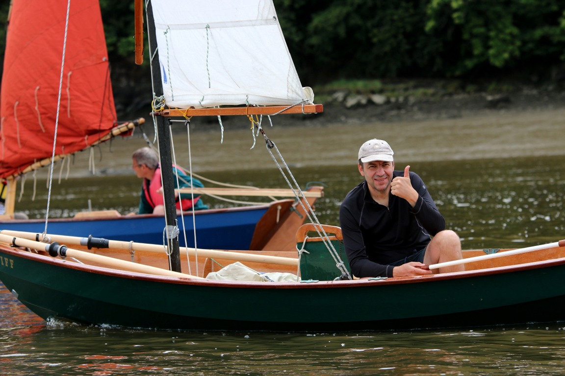 Jean-David sur son Skerry "Piff", qui fut l'un des deux premiers bateaux construits à l'atelier en "construction accompagnée" avec celui d'Olivier ("Malo"). 