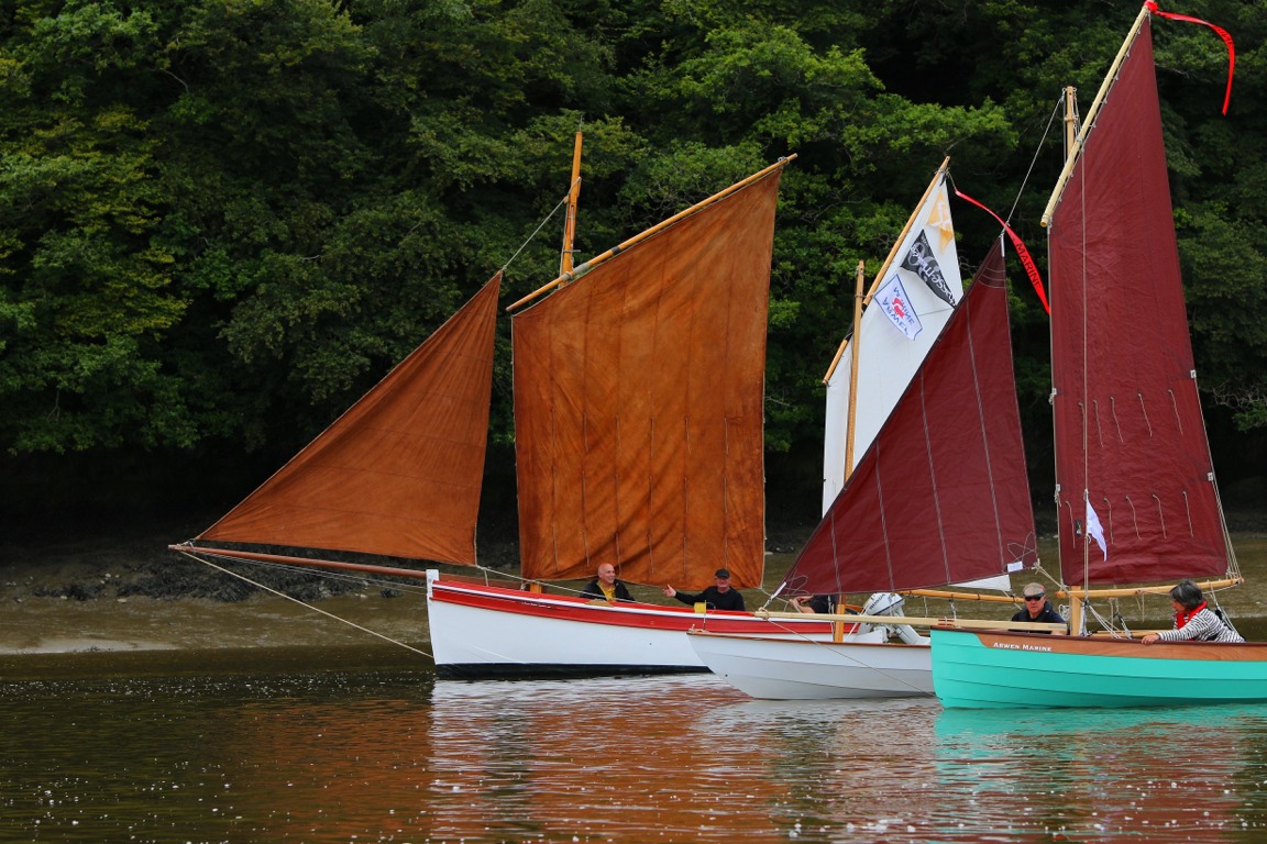 "La Marie Pupuce" masque l'artimon de ce canot traditionnel gr&eacute;&eacute; en bourcet-malet comme "Silmaril". 