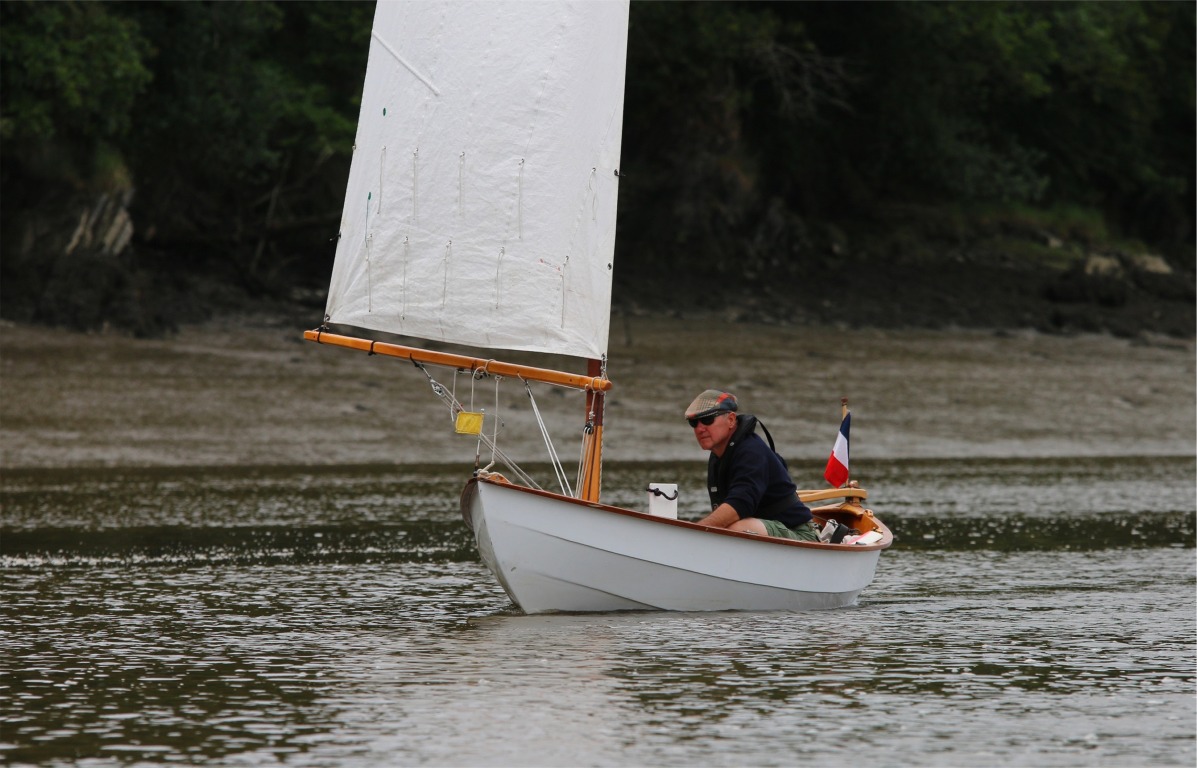 Gérard ne voulait pas du gréement de catboat à livarde du plan standard et avait demandé de l'aide à François Vivier pour son gréement de misainier. Ce dernier lui a gracieusement (et fort sympathiquement) fourni les cotes détaillées de celui de la Laïta, que Gérard a mis en oeuvre. Il vient d'ajouter un petit foc qu'il a coupé et cousu lui-même, contrairement à sa misaine. 