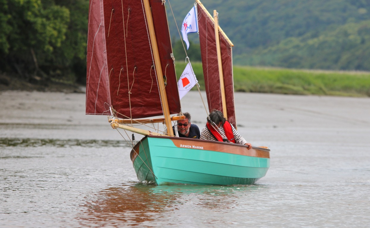 Je n'ai pas les talents de Gérard et mes voiles viennent de chez des voiliers professionnels : Voilerie Rochard pour le foc et l'artimon, Voilerie All Pupose (maintenant Ullman Sails) de Lézardrieux pour la misaine. 