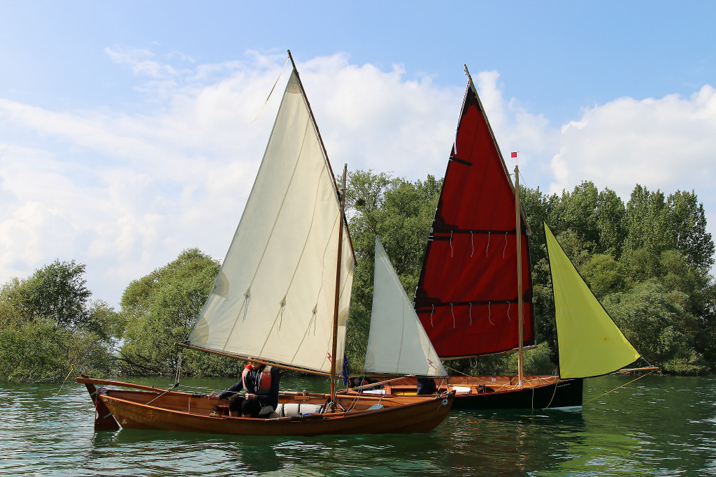 Le Doryplume (ici, "Prise de Ris'k") a été lancé sous forme de kit en 1990 par la revue Le Chasse-Marée (voir le N°51). C'est un plan de l'architecte naval belge Luc Casaer. Son décès a hélas mis un coup d'arrêt à la diffusion de ce joli petit canot pour des problèmes de succession, m'a-t-on dit. 