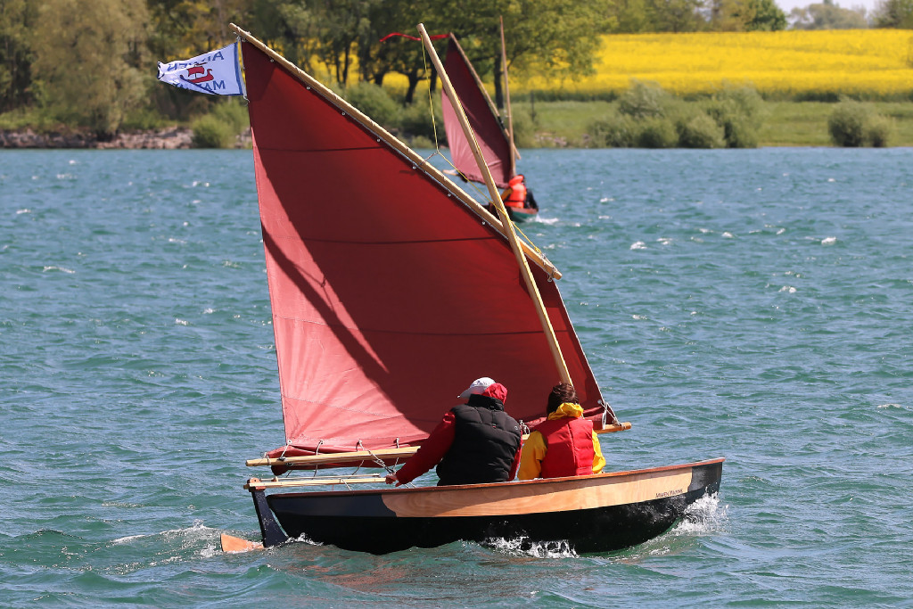 Nous repartons &agrave; deuxc et j'ai n&eacute;glig&eacute; de baisser le safran du Skerry car la vague arri&egrave;re assure que le gouvernail est assez immerg&eacute; pour &ecirc;tre efficace. 