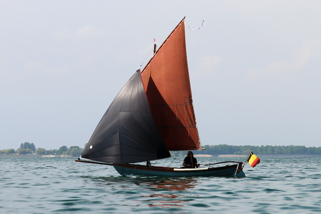 William a installé sur "Gandalf" le gennaker de son autre bateau, un Drascombe. Il dit (en riant ?) qu'il en fera faire un plus grand spécifiquement pour Gandalf. Il a aussi remplacé son mât par un tube de carbone pour plus de solidité et rigidité que l'original en bois. 