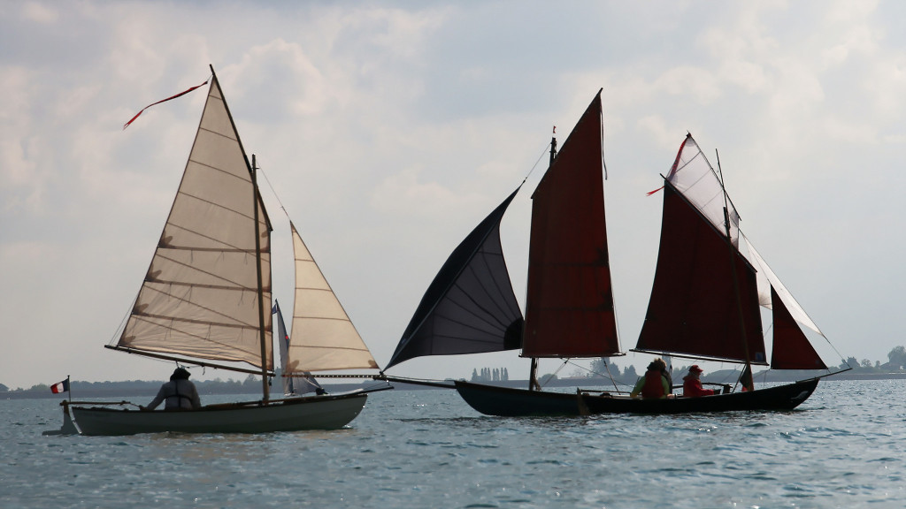 "La Marie Pupuce II" arrive en superposition devant "Tasu" tandis que "Gandalf" semble se combiner avec "Naïma" pour former un étrange bateau avec deux proues et pas de poupe ! 