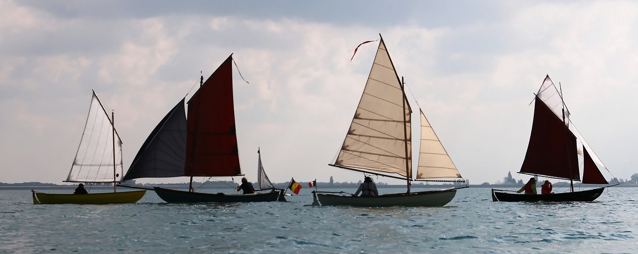 Quelques secondes plus tard, la voile de "Tasu" reparait derrière "Gandalf". 