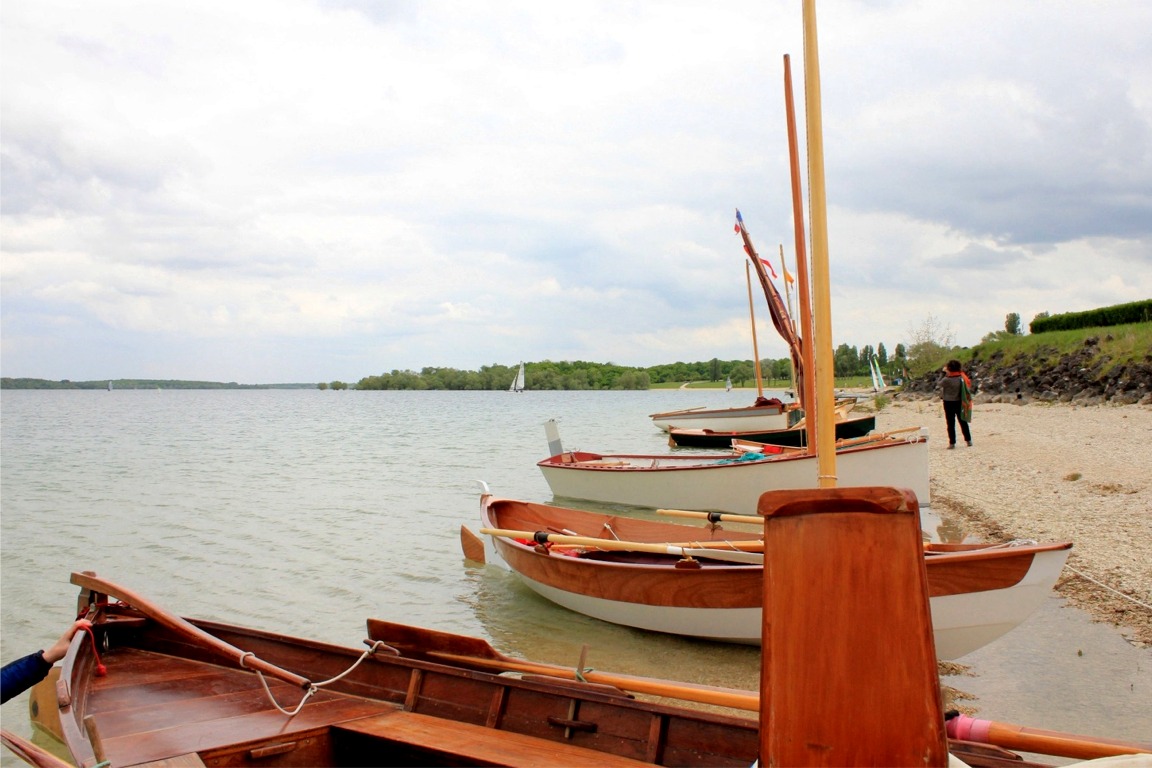 Une partie de la flottille sur la plage sous la Capitainerie du Mesnil-St-Père : au premier plan Txakoli, puis le Skerry Méaban de Jérôme, le Goat Island Skiff Takka, le "noie-chien" L'Anglore, presque totalement masqué, et dont on ne voit presque que l'antenne, la Yole de Chester Atipik, Thema, Bahari, Anouket, et après je ne sais plus... 