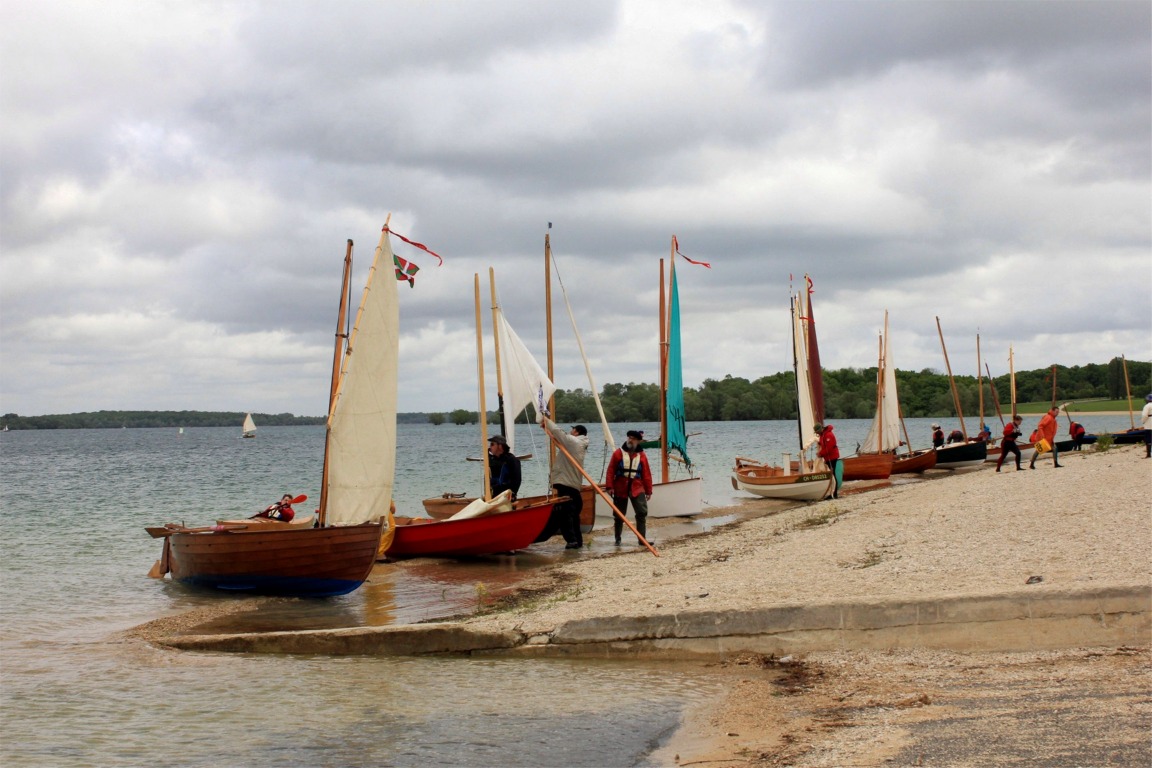 Les voiles sont renvoyées avec un ou plusieurs ris selon le moral du skipper et ses possibilités de réduire. 
