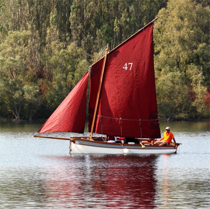 Un Pirmil, le dernier de la série de 47 unités produites par le chantier "Canotage de France", aujourd'hui disparu, de François Lelièvre. C'est un plan d'André Connan, soumis au concours de plans voile-aviron du Chasse-Marée en 1989