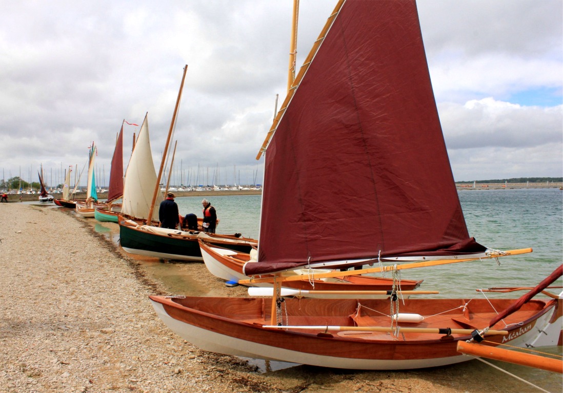 Nous étions finalement 27 voiliers, essentiellement des voile-aviron, sur 33 bateaux participants, pour cette quatrième édition du rassemblement Arwen Marine, célèbre dans le monde entier. 