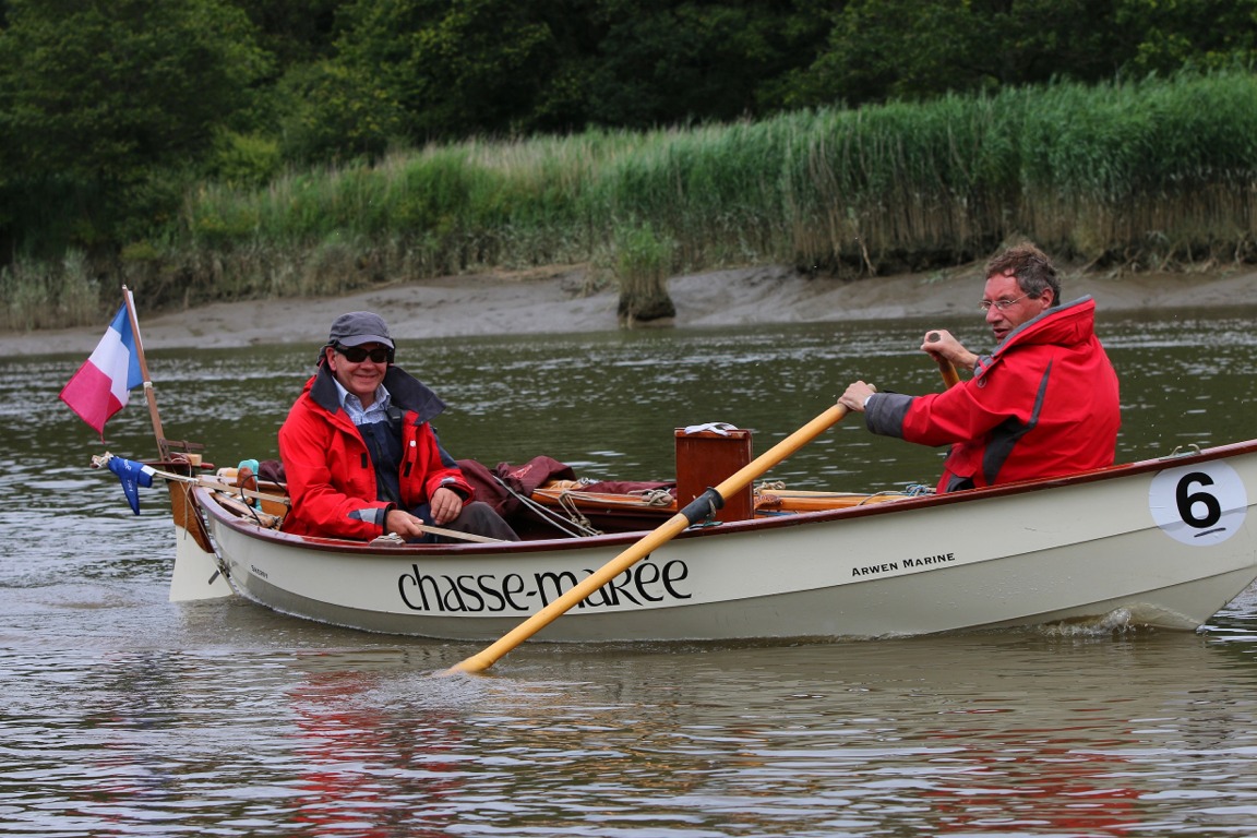 Selon Didier, la vitesse du Skerry à l'aviron est suffisante pour marcher aussi vite qu'au louvoyage, en partie aussi du fait que l'on va tout droit au lieu de tirer des bords. 