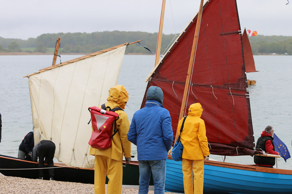 Le lendemain samedi, comme annoncé ci-dessus, nous sommes restés à l'intérieur pendant la matinée, que nous avons intelligemment occupée avec des conférences et un quizz mené par Gérard. Après déjeuner, nous descendons les bateaux sur l'autre côté de la digue de Champaubert, afin de naviguer dans le "petit bain" pour éviter le gros clapot levé par le vent qui souffle fort depuis hier soir sur le lac. 