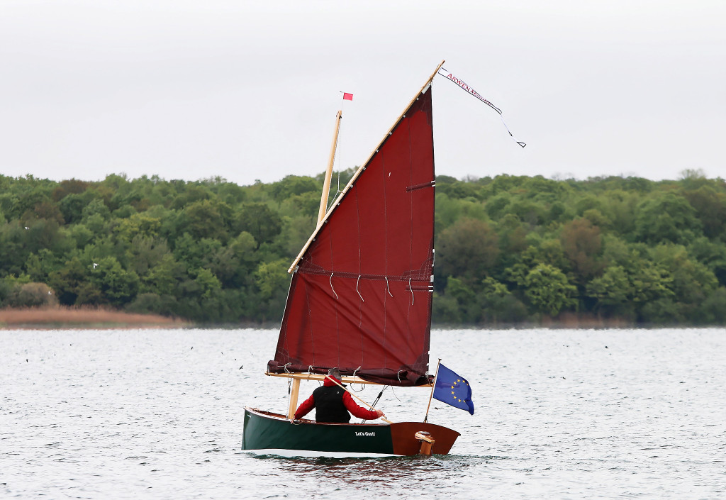 J'ai pris un ris sur "Let's Goat!", mais on voit que je n'ai pas assez étarqué mon palan de guindant et ma voile fait un vilain plie entre le point d'écoute et le haut du guindant. 