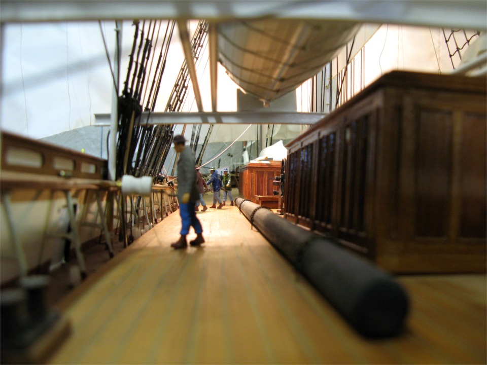 Et voici enfin une vue prise sur le pont, du pied de la dunette vers l'avant, du modèle de Jean-Claude. Pour vous donner une idée de la finesse de cette réalisation, rappelez-vous que la Cutty Sark de Jean-Claude mesure 3.10 m hors tout, alors que la "grande" Cutty Sark mesure 85 m hors-tout : le personnage mesure 6.5 cm de haut... 