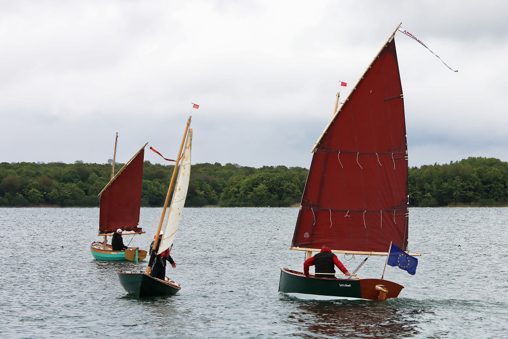 Yves teste une suédoise sur son Skerry Raid "Truk". Ce type de voile marconi de petit surface permet de continuer à gagner au vent quand le vent est trop fort pour les voiles au tiers, qui se mettent à fasseyer quand on essaye de les déventer partiellement. 