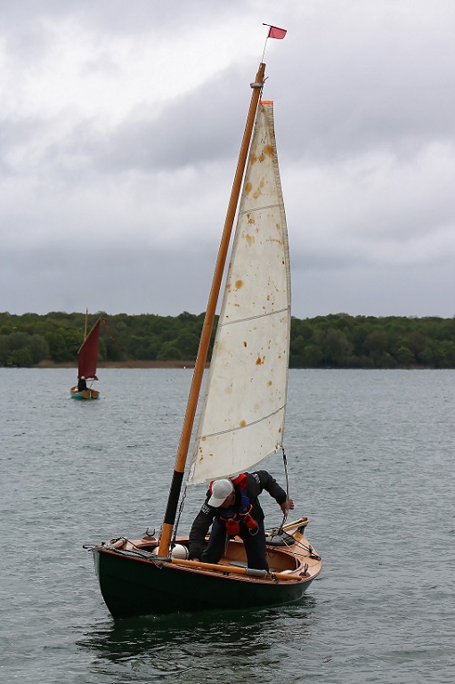 En principe, il faudrait que le guindant de cette voile soit transfilé sur le mât afin de ne pas risquer de faire un "ventre" qui réduirait fortement son efficacité au près. Un transfilage en 4 points avec 2 mousquetons pour pouvoir le mettre et l'enlever facilement serait suffisant. 