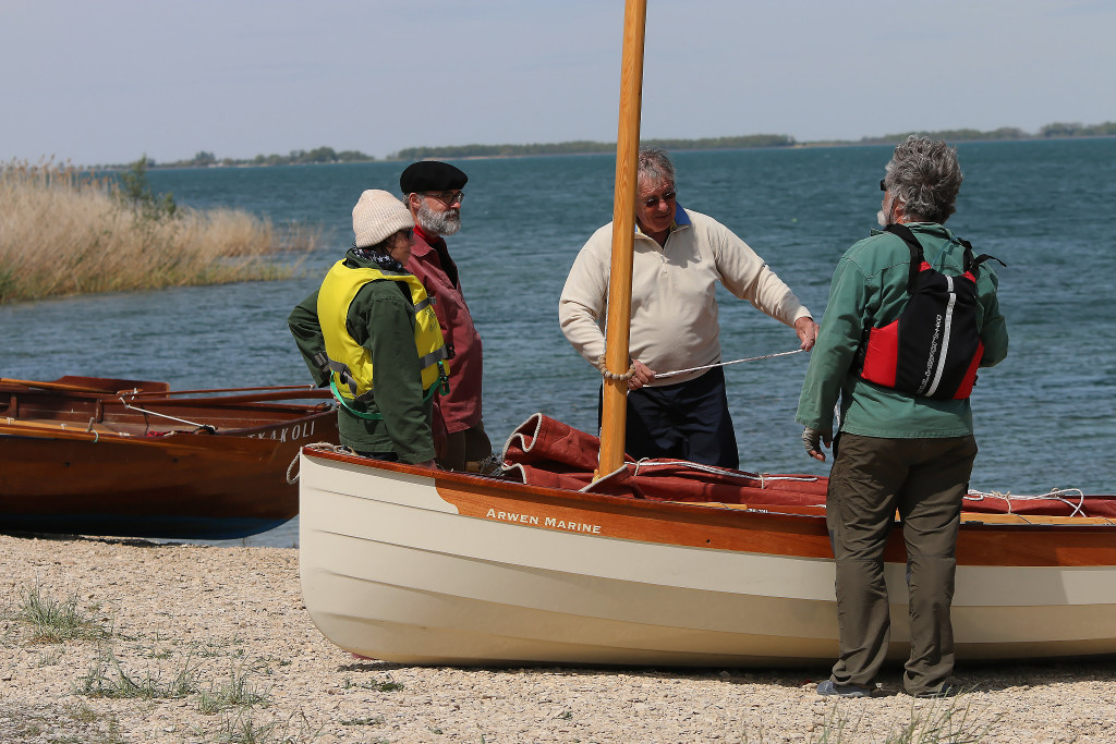 Sur la plage, Benoit marchande avec des indigènes pour leur vendre 1 mètre de son "Mounouf". On sent de la défiance. 