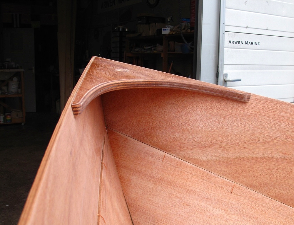 Gros plan sur la guirlande et le haut de l'&eacute;trave. Nous avons discut&eacute; de l'&eacute;tymologie de ce nom, et de la relation improbable de cette guirlande et de celle que l'on accrochera bient&ocirc;t dans les sapins... 