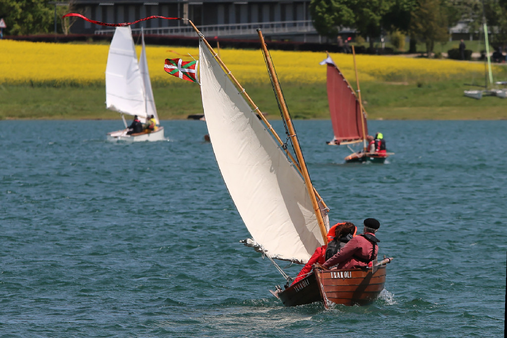 "Txakoli" lanc&eacute; &agrave; fond, sans foc et avec sa GV au bas ris. A l'arri&egrave;re-plan, "Valhalla" et "Truk". 