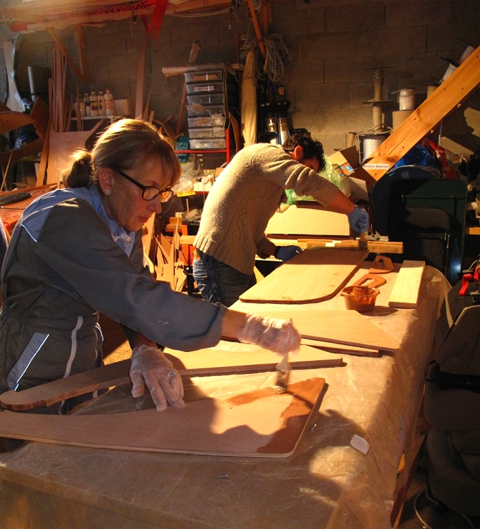 En parall&egrave;le, nous collons les &eacute;l&eacute;ments de la d&eacute;rive et du gouvernail. 