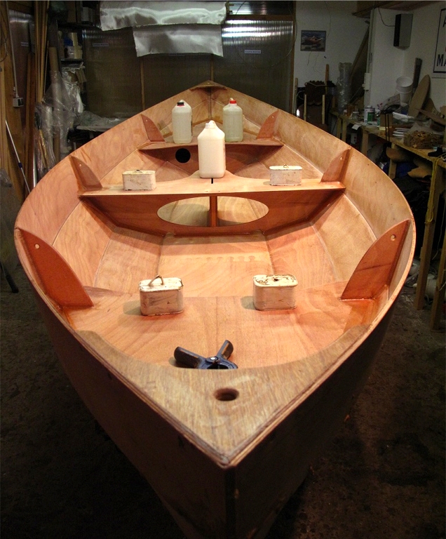 Nous avons termin&eacute; en collant les guirlandes, qui sont &eacute;galement tenues chacune par quatre vis. 