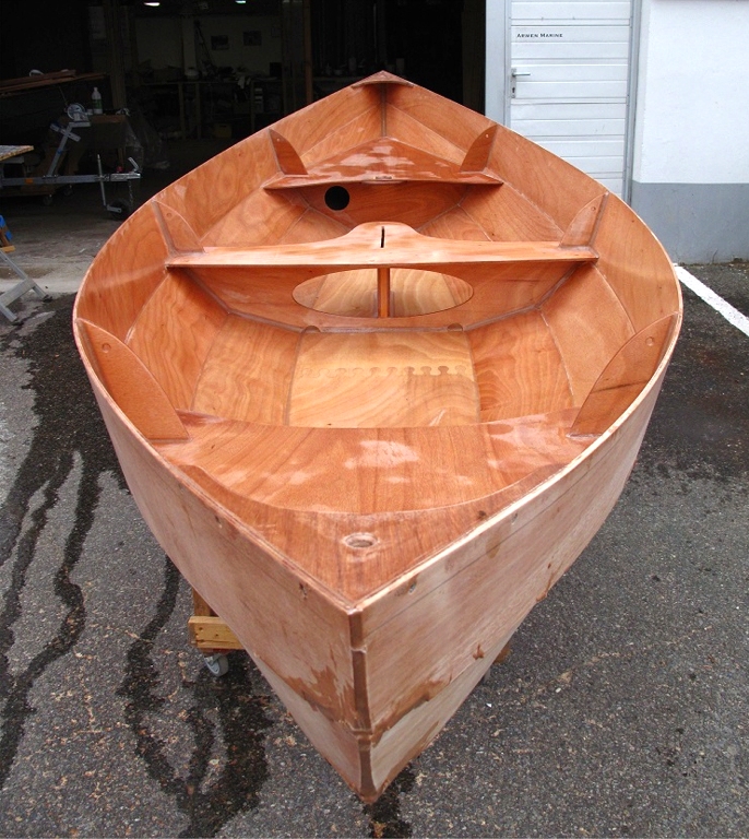 Le d&eacute;poussi&egrave;rage au chiffon humide (qui suit celui &agrave; l'aspirateur) laisse le bateau tout brillant pendant quelques minutes. 