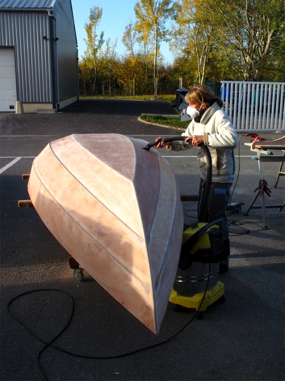 Monique passe l'aspirateur &agrave; l'issue de notre s&eacute;ance de pon&ccedil;age rituel du matin. Ce pon&ccedil;age portait sur les joints ext&eacute;rieurs, que nous avions faits la veille. 