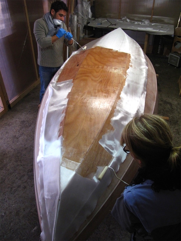 Le tissu de verre devient transparent lorsqu'il est satur&eacute; de r&eacute;sine &eacute;poxy. 