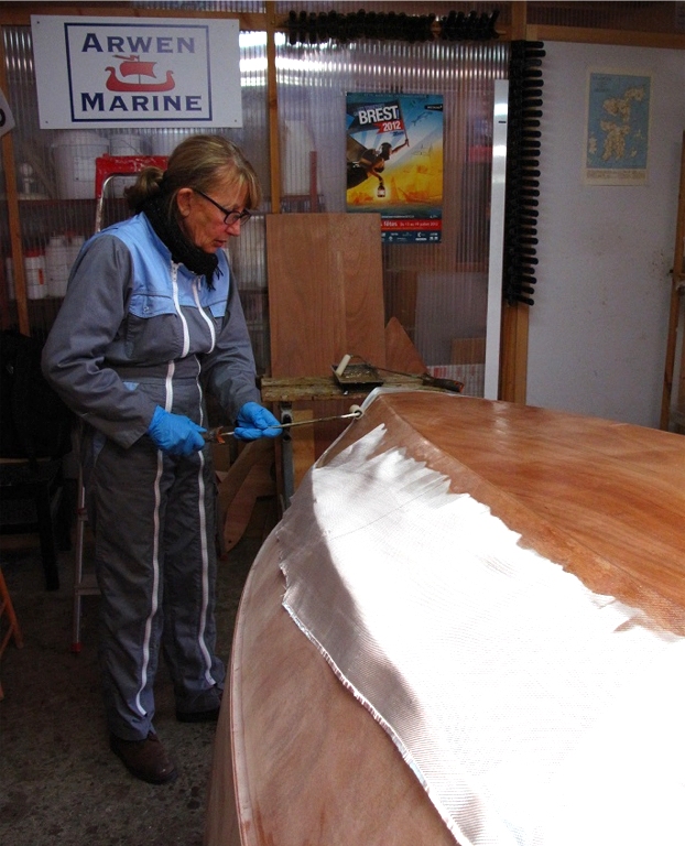 La r&eacute;sine &eacute;poxy est d&eacute;pos&eacute;e au rouleau : le tissu se "mouille" jusqu'&agrave; saturation. La difficult&eacute; est de ne pas trop bouger le tissu avec le rouleau, qui colle un peu au tissu et a ainsi tendance &agrave; le tirer. 