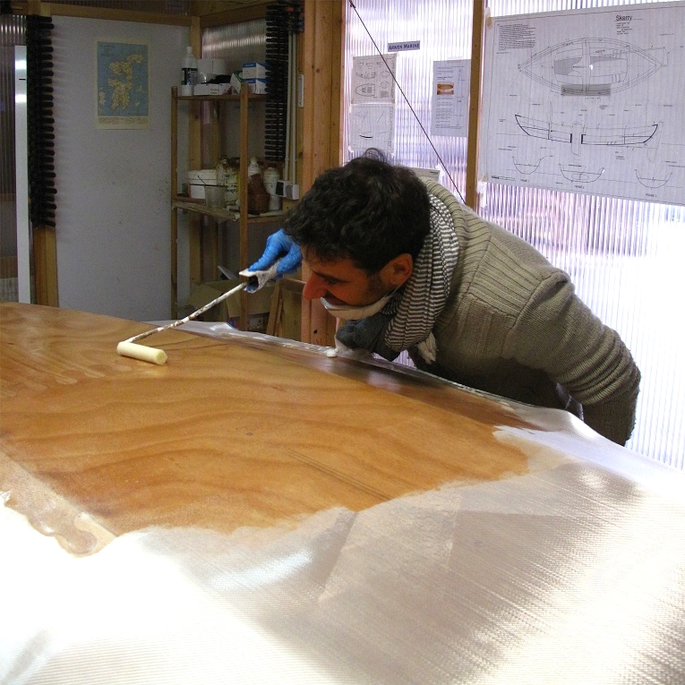 Nous n'avons pas assez attendu que le bateau "monte en temp&eacute;rature" et nous avons quelques petites bulles qui se reforment avec obstination, du fait du "d&eacute;gazage" du contreplaqu&eacute; : un peu de vapeur d'eau s'exprime par les trous que nous avons imparfaitement bouch&eacute;s et soul&egrave;ve le tissu de verre satur&eacute;... Aga&ccedil;ant ! 