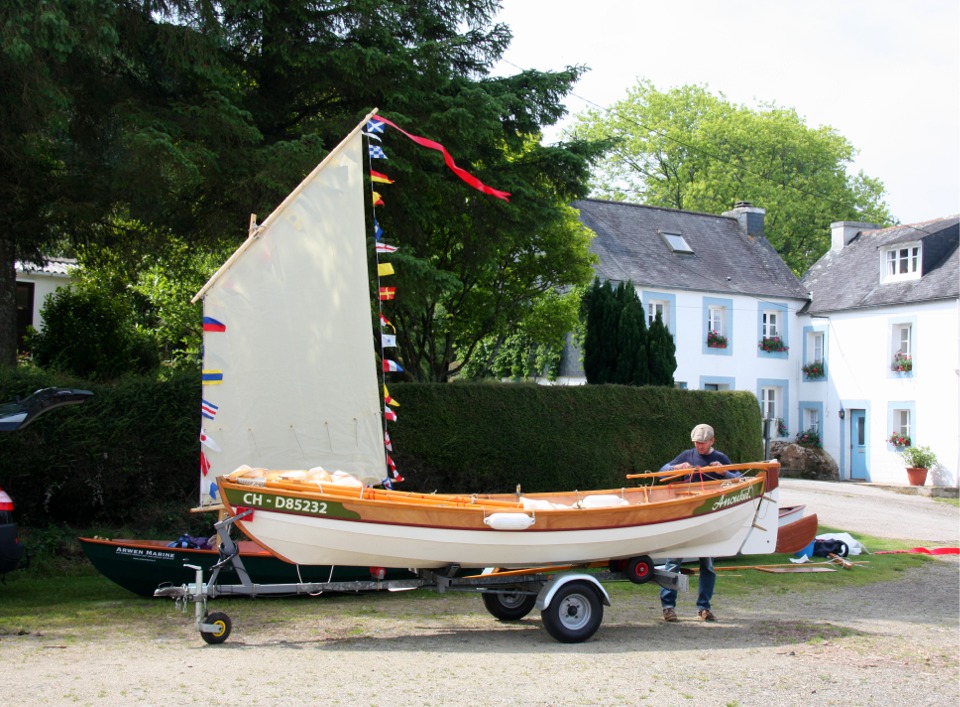 J'ai aussi envoyé la mienne, encore pavoisée suite à la Fête du Nautisme. J'ai décidé de conserver le grand pavois car j'aime bien son aspect festif, et c'est la première fois que cet Arwen Marine va goûter à l'eau salée (bien que sur une rivière, il est vrai). Ludo monte un stick sur sa barre. 