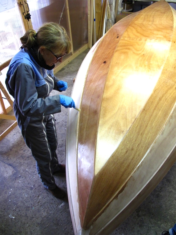 Puis Monique tapote le bord du tissu &agrave; l'aide d'un petit pinceau mouill&eacute; d'&eacute;poxy, l&agrave; o&ugrave; j'ai tir&eacute; ou soulev&eacute; le bord en coupant. 