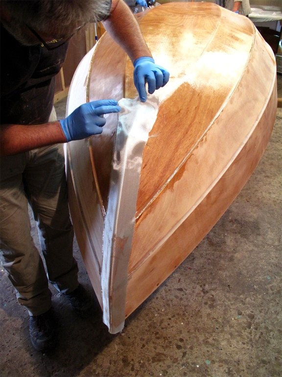 Je positionne une bande de tissu de verre en renfort de l'&eacute;tambot, identique &agrave; celle de l'&eacute;trave. Cette bande recouvre partiellement la stratification que nous venons de faire, et poursuit jusqu'en haut de l'&eacute;tambot afin de renforcer le gros joint-cong&eacute; int&eacute;rieur (qui est d&eacute;j&agrave; couvert d'une bande de fibre de verre sur l'int&eacute;rieur). 