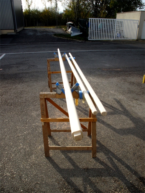 Et voilà le travail ! Nous avons conservé une section carrée (avec des arêtes arrondies) au bas du mât, sur les premiers 50 centimètres. 