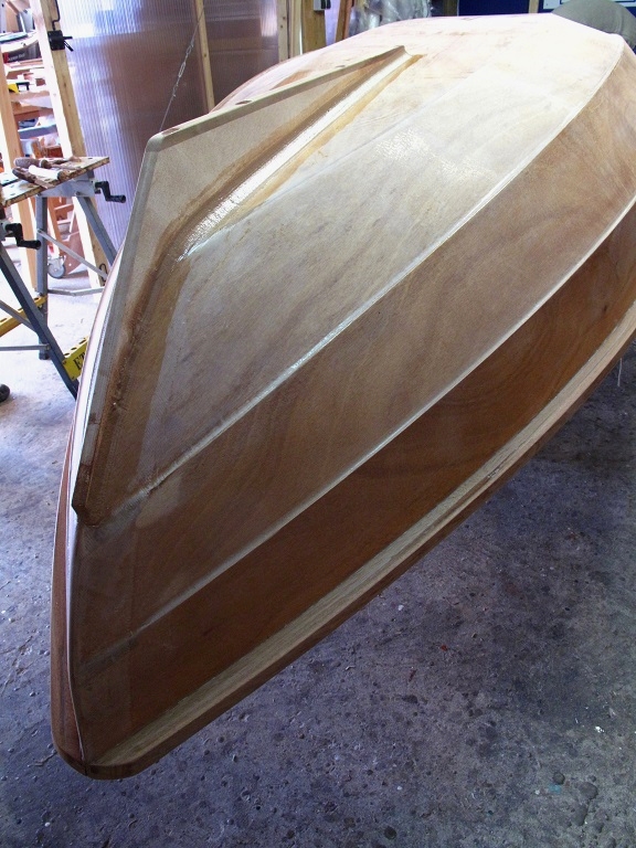 Il nous reste encore &agrave; poser les bandes de renfort en fibre de verre sur les joints-cong&eacute;s de l'aileron. 