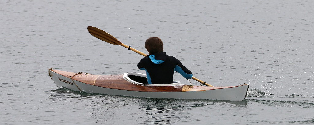 Zélie sur le Shearwater Sport Hybride "Farpaitement" construit pas son père Christophe. 