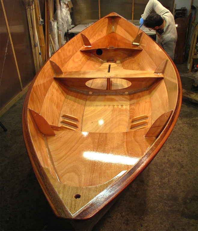 Puis nous terminons la journ&eacute;e en passant une troisi&egrave;me couche d'&eacute;poxy sur la surface int&eacute;rieure, qui s'en trouve toute pimpante !