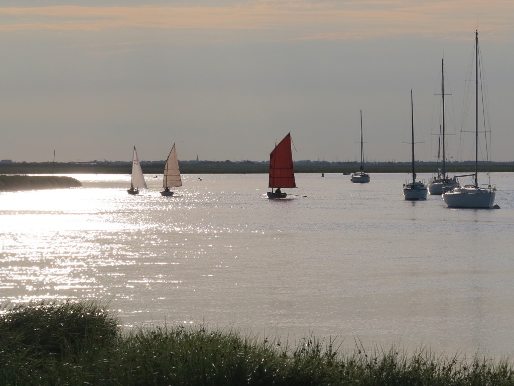 Les trois premières photos sont du mercredi soir, veille du départ. Nous somme quatre à avoir laissé nos voitures au parking du port des Minimes, lieu de notre arrivée à l'issue du Challenge, et à avoir rallié Corps de Garde par la mer. Le vent étant tombé, nous arrivons en retard pour le diner de départ. On voit sur l'image de gauche à droite "Atipik", la Yole de Chester modifiée de Pierre, le Skerry "La Marie Pupuce" de Gérard et mon "Gandalf". Il manque sur l'image le Minahouet "Pinocchio" de Patrick. 