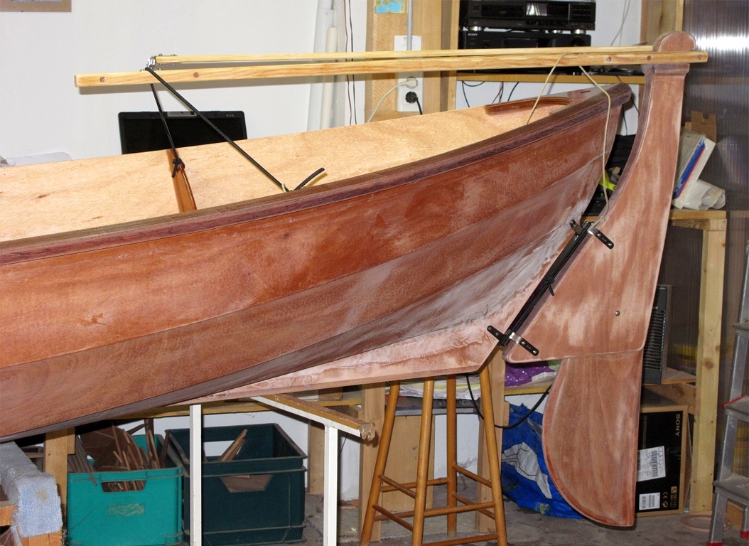 Et voil&agrave; le gouvernail en place. Le bout de tendeur nou&eacute; entre les deux t&ecirc;tes de la cloison arri&egrave;re limitent le d&eacute;battement de la barre et permettent ainsi de la l&acirc;cher pendant de courtes p&eacute;riodes.