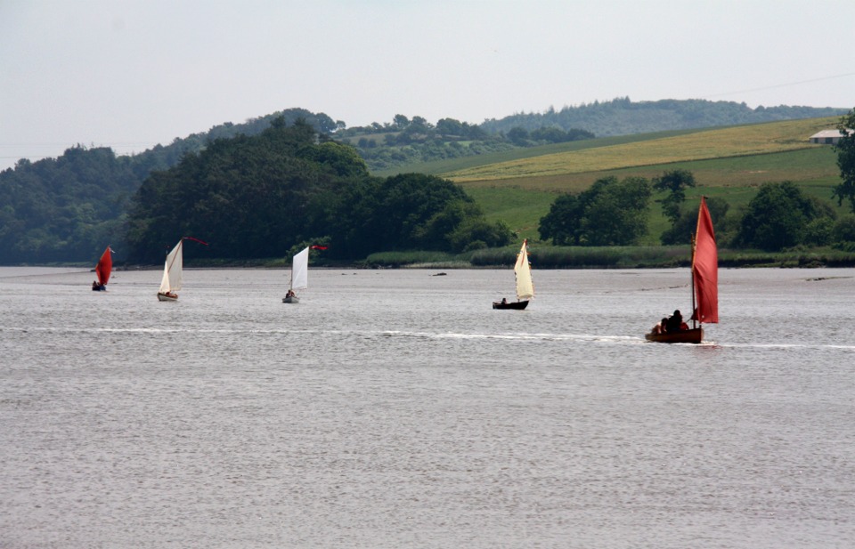 Trois Skerry sont cachés dans cette image. Un indice : ils n'ont pas de voile rouge... 