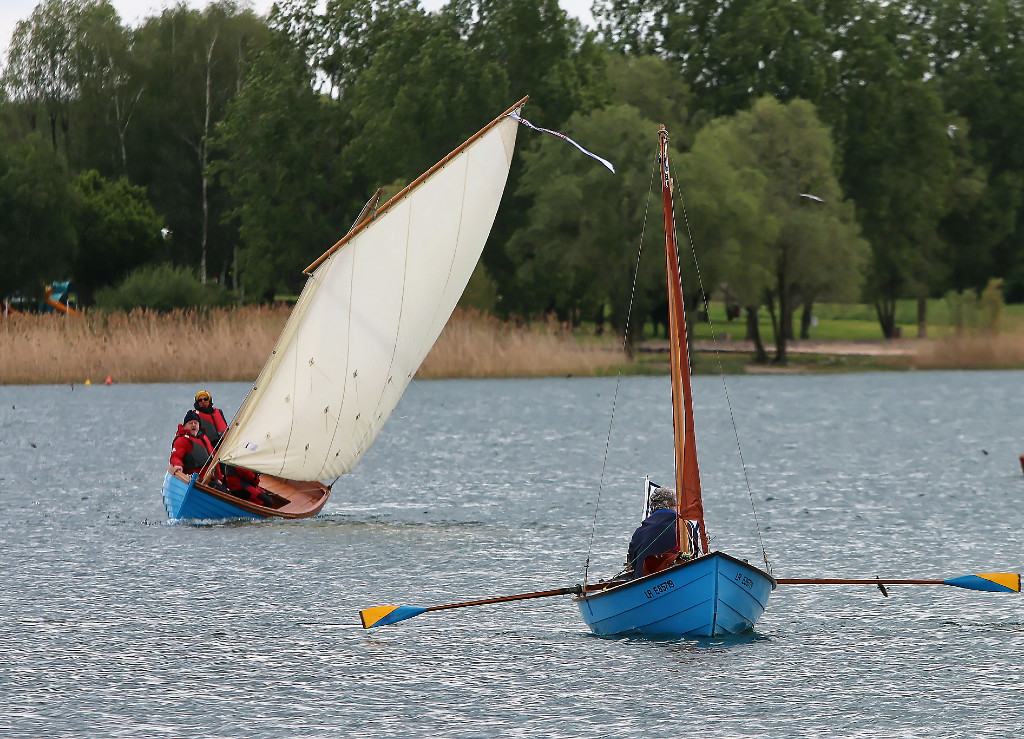 Bon coup de gite sur l'Ilur "Rêve Bleu" tandis qu'Hervé rentre à l'aviron sur son Whilly Boat "Enfin!". 