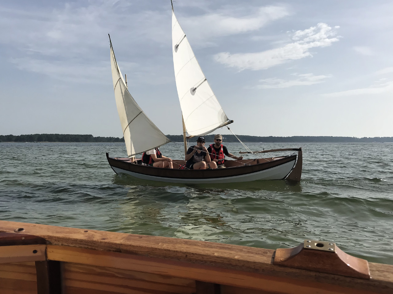 Fr&eacute;d&eacute;ric a gr&eacute;&eacute; deux voiles d'Optimist ; une petite voile "&eacute;cole" sur le m&acirc;t de misaine et une voile "r&eacute;gate" sur le grand m&acirc;t. En anglais, ce gr&eacute;ement est appel&eacute; "cat schooner" et en fran&ccedil;ais je ne sais pas : cat-go&eacute;lette ? 