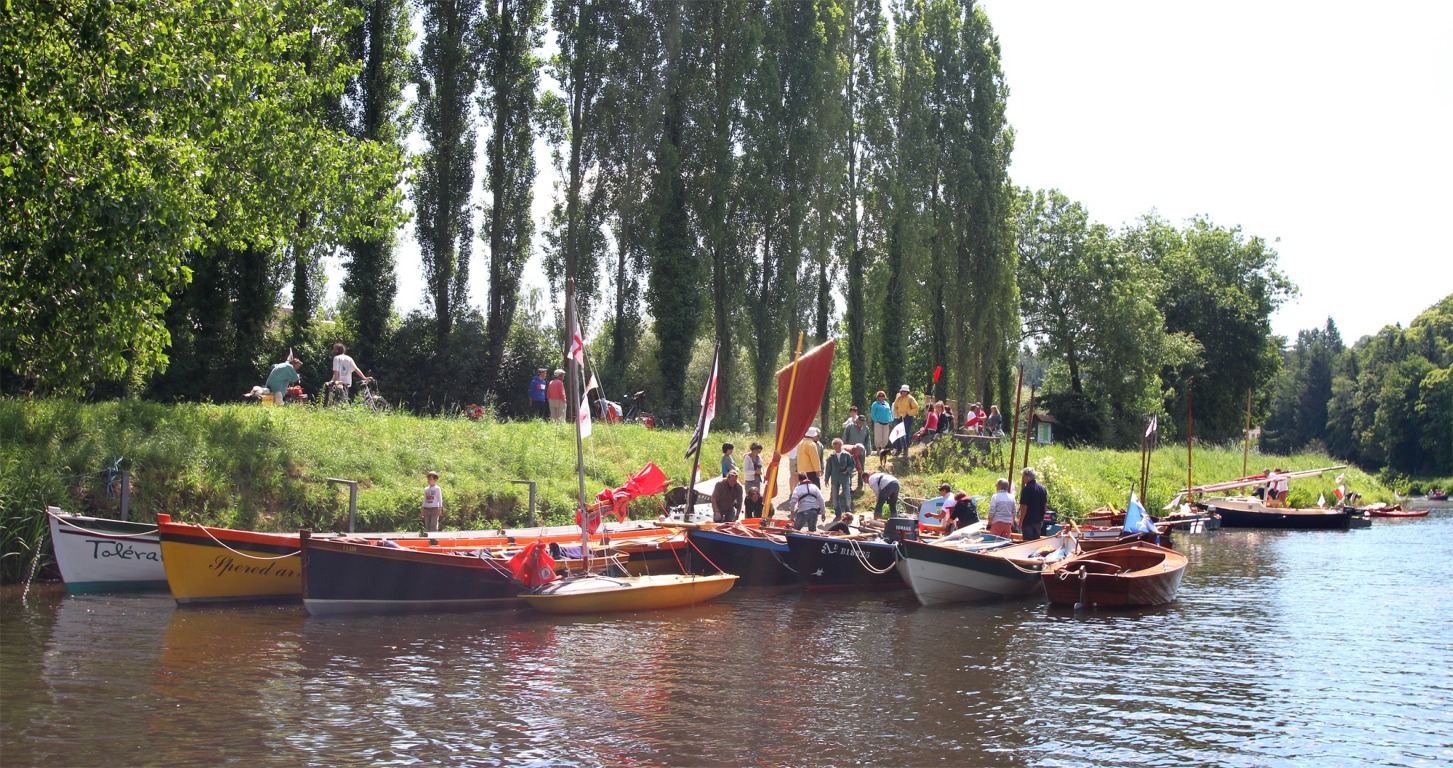 Accostage au camping de Rodaven, pour le pot de l'amitié et le déjeuner. Sortez vos agendas : la onzième édition de la Route du Sable aura lieu les 13 et 14 juin 2015. 