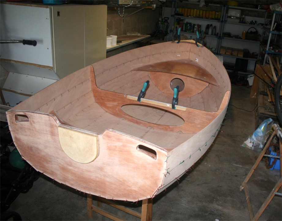 Philippe nous envoie les deux photos suivantes du Youyou qu'il construit actuellement &agrave; La Tirnit&eacute; sur Mer. Voila qui va faire une magnifique annexe ! 