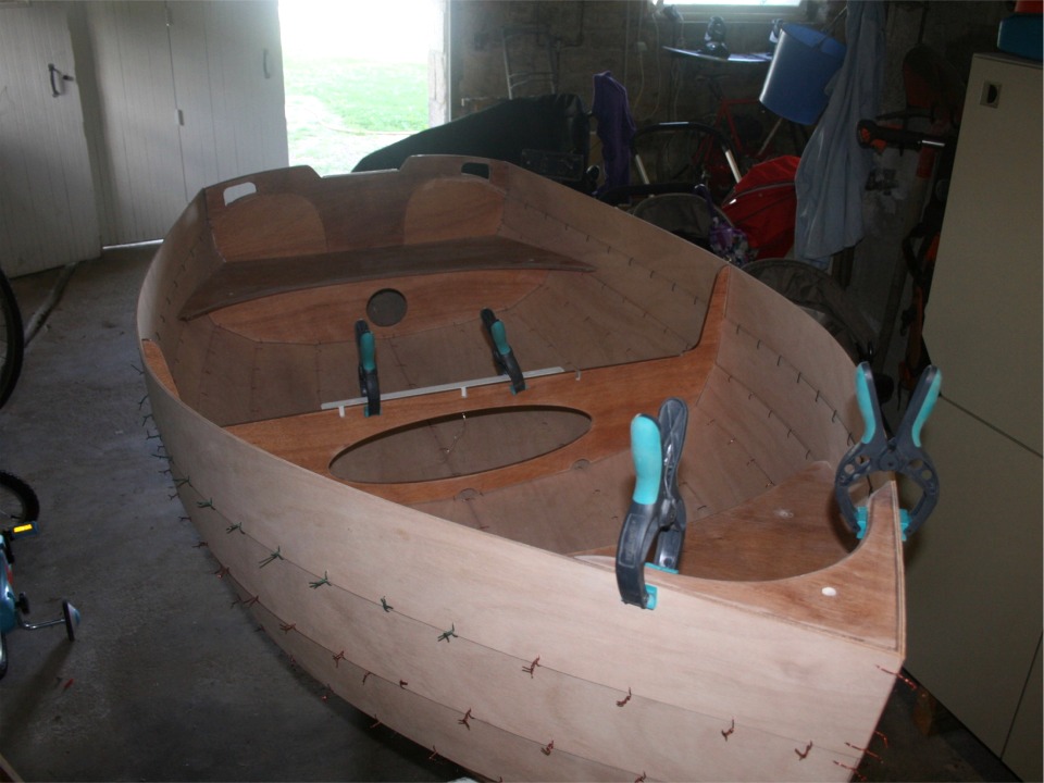 La forme tr&egrave;s pleine du Youyou maximise son volume et donc sa capacit&eacute; de charge. La ligne des clins permet d'all&egrave;ger visuellement cet aspect un peu rondouillard. 