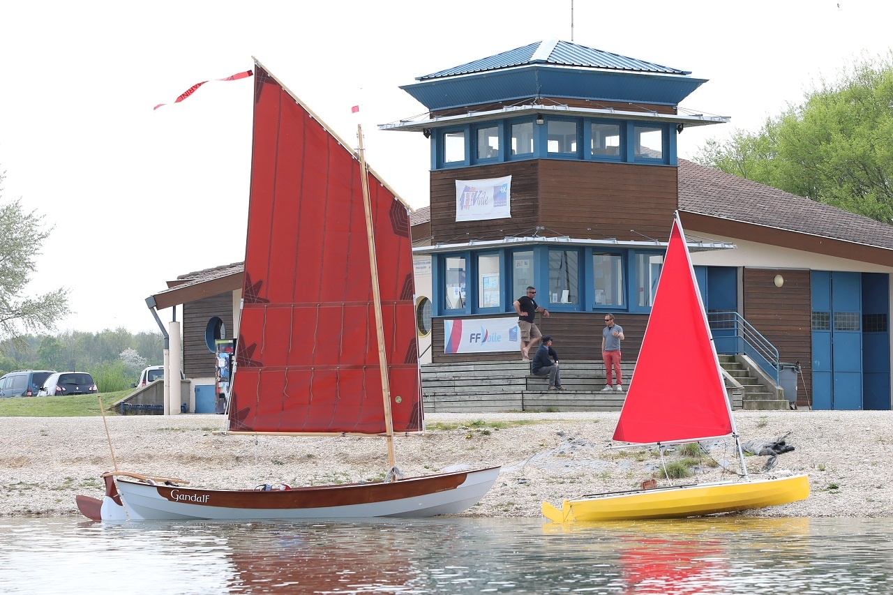 "Gandalf" est gr&eacute;&eacute;, de m&ecirc;me que le superbe cano&euml; &agrave; voile "Merzin" de Francis. Ils posent devant la "tour de contr&ocirc;le" de l'&eacute;cole de voile qui permet de surveiller le plan d'eau. Nous verrons plus tard que cela s'est av&eacute;r&eacute; utile... 