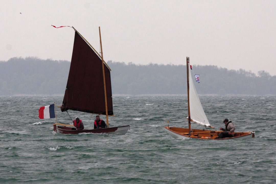 Le Grand Skerry "Gandalf", barré par Ludo, croise le Skerry "La Marie Pupuce" de Gérard. 