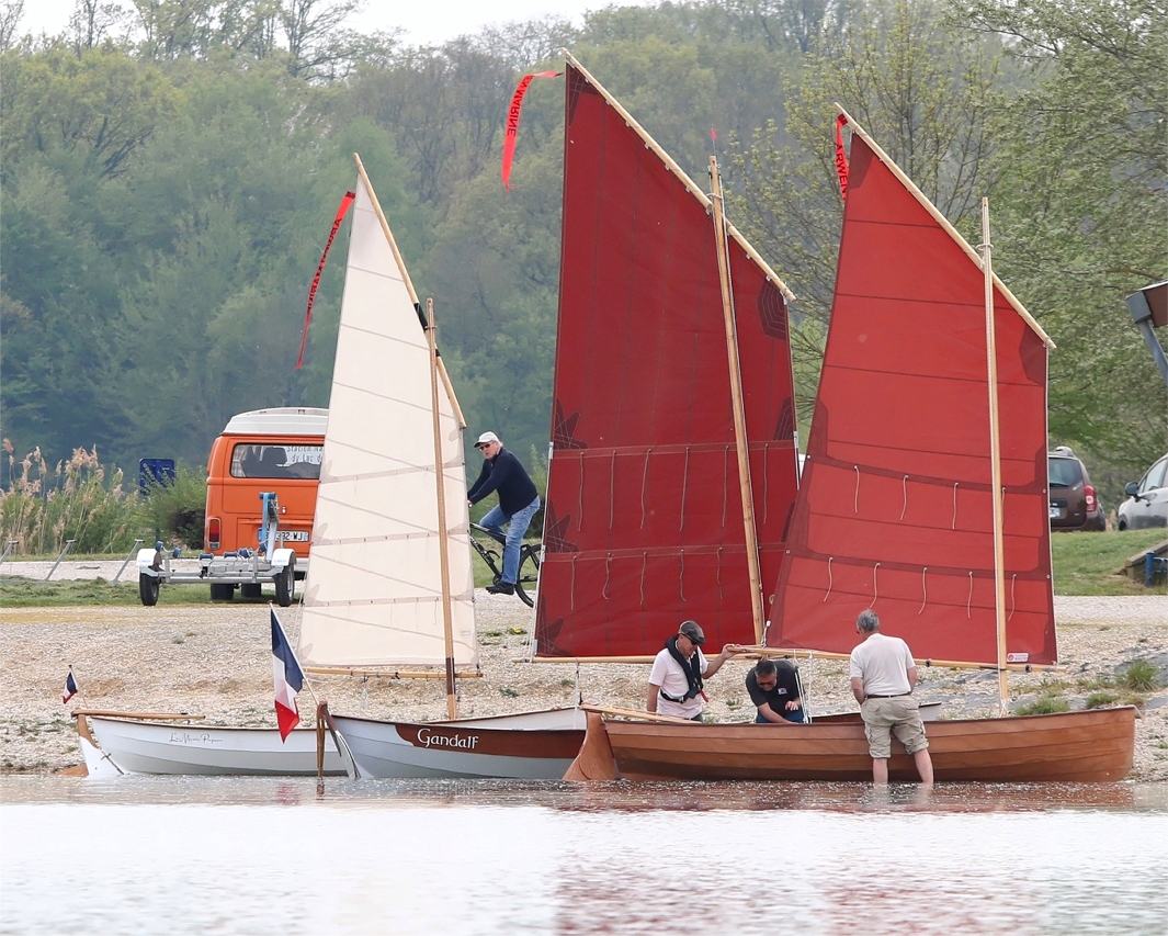 Gérard nous aide, Benoît et moi, à finaliser l'installation du gréement sur le tout nouveau Silmaril "Mounouf" que je viens de construire avec Benoit en construction accompagnée marathon. Il reste quelques petites choses à terminer, ce que nous ferons après ce week-end. 