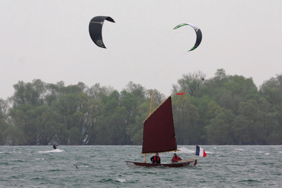 Deux kitesurfs sur des bords opposés font des oreilles de Mickey à "Gandalf". 